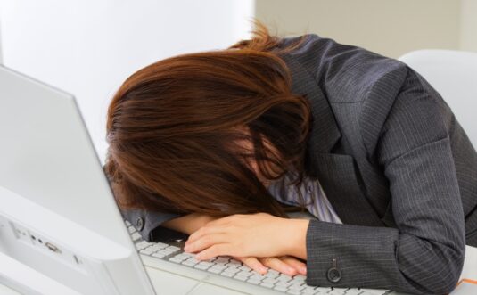眠気対策！朝や日中のひどい眠気が取れない時の原因と対処法