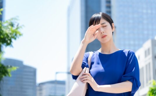 座っていると右側だけに腰痛が起きてしまう時の原因から考えた治し方