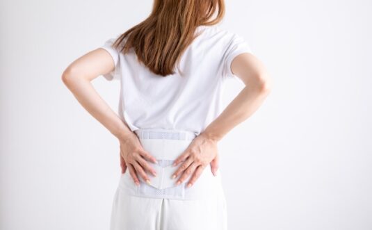 腰痛を和らげるクッションやタオルを使った正しい寝方