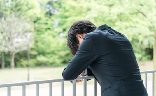 湿布やマッサージでも良くならないひどい肩こり症状を解消する効果的な方法